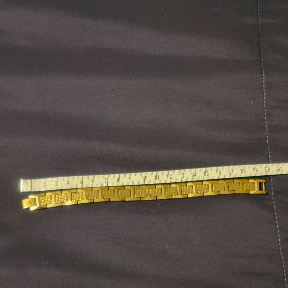 MENS GOLD PLATED FASHION BRACELET.